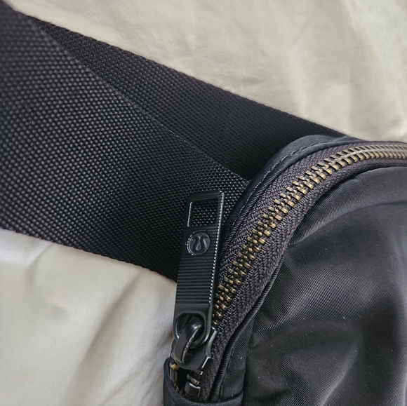 Lululemon Everywhere Women's Belt Bag - Black Travel Festival Concert - Picture 3 of 9